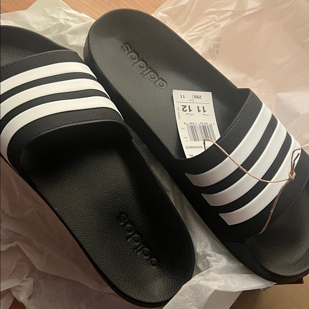 VIRAL🚨NWT MENS ADIDAS BLACK AND WHITE SLIDES🚨